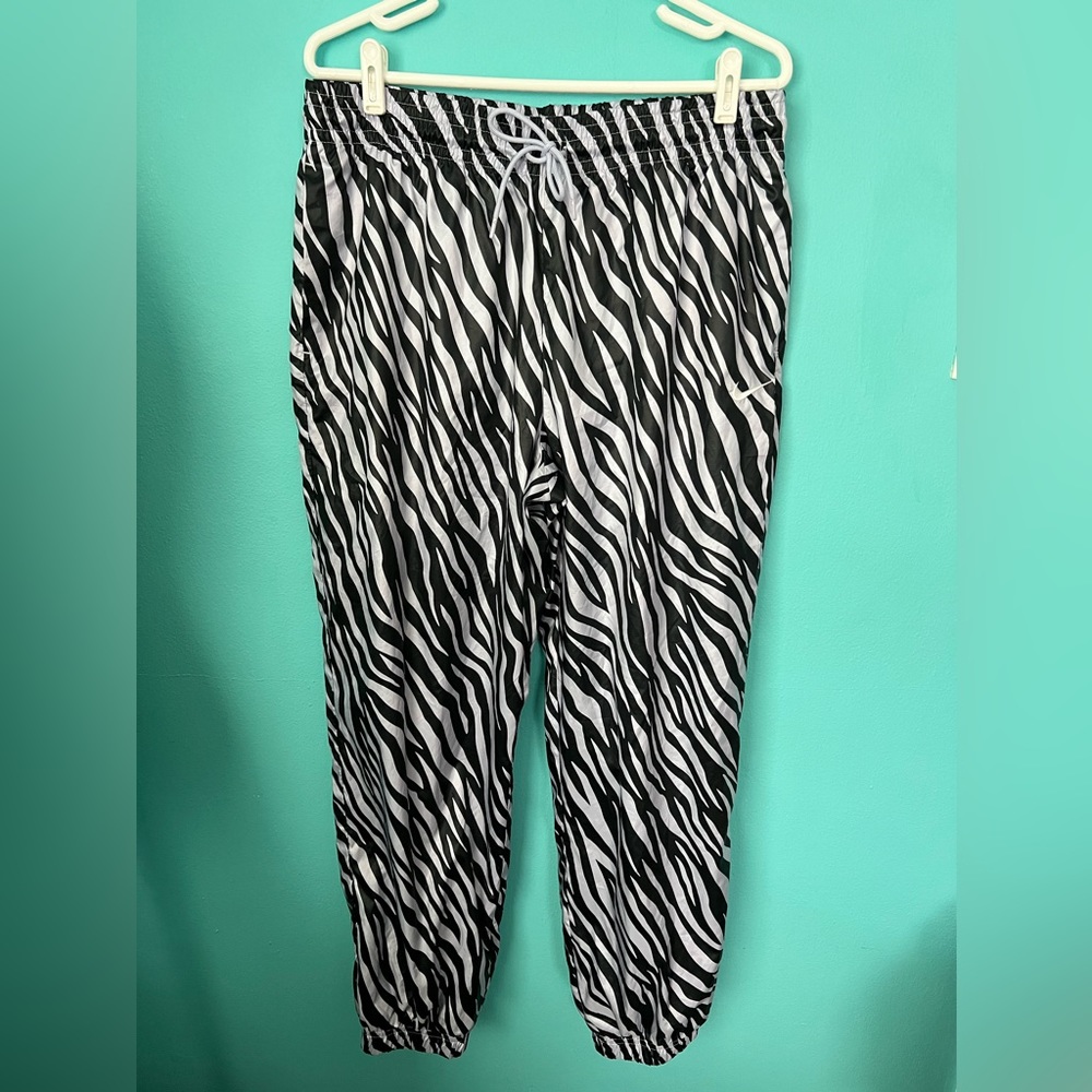 #92 EUC NIKE Animal Print Nylon Feeling Track Pants